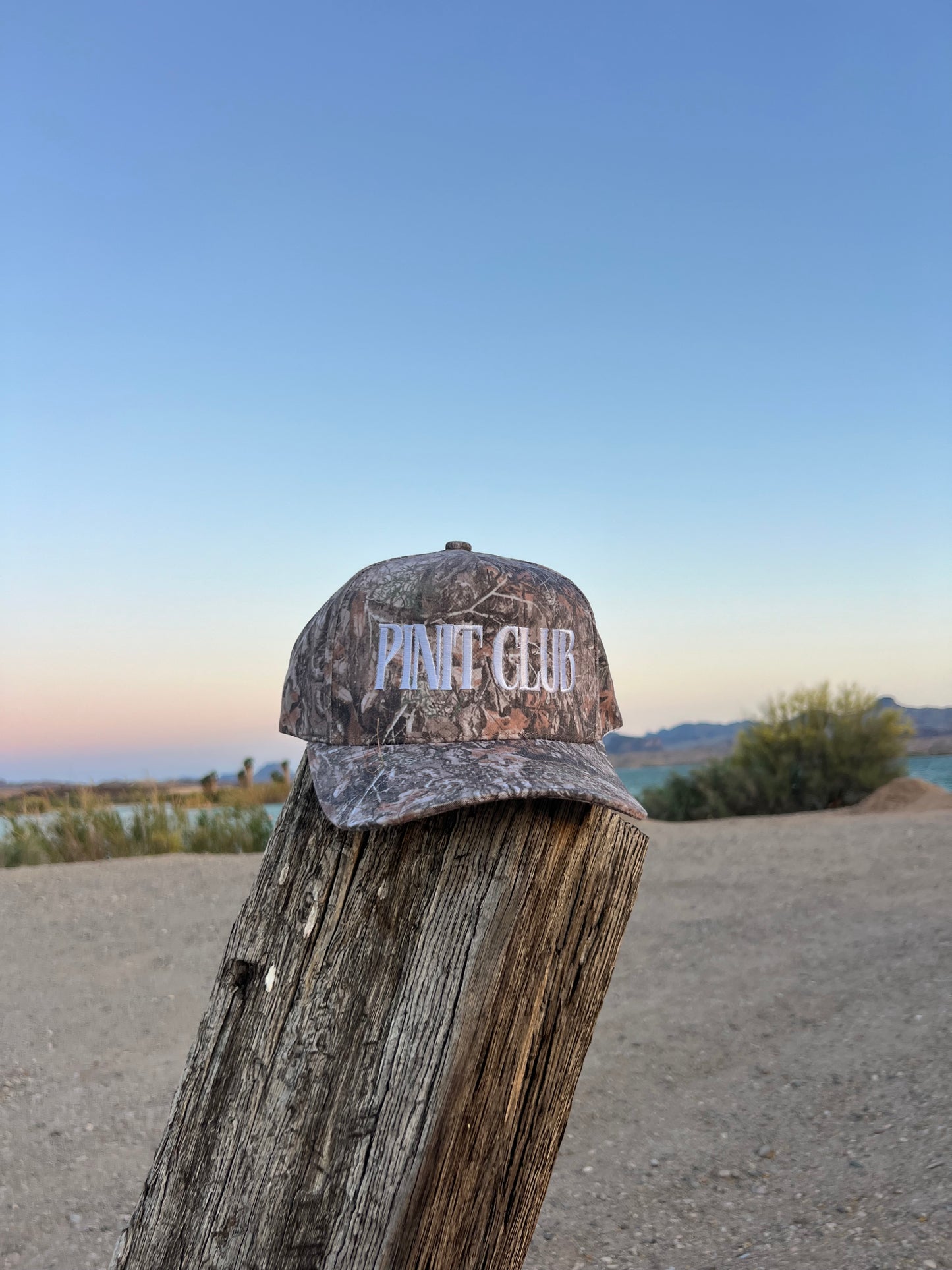 pinit club trucker - white